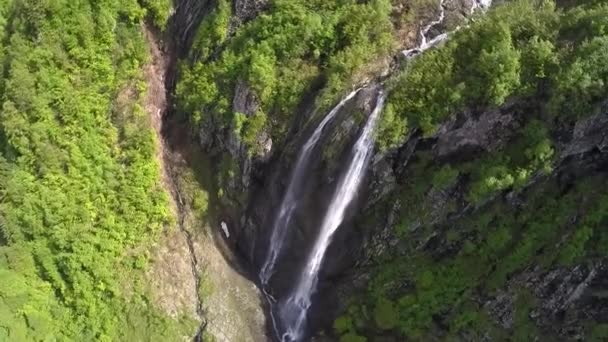 La cámara vuela a una enorme cascada en las montañas — Vídeos de Stock