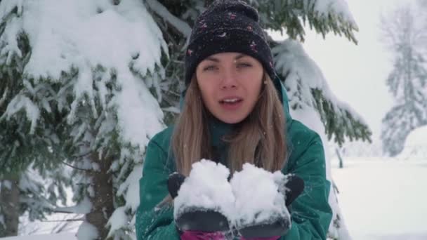 Zábava v lyžařském středisku. Šťastná mladá žena hraje se sněhem Pomalý pohyb — Stock video