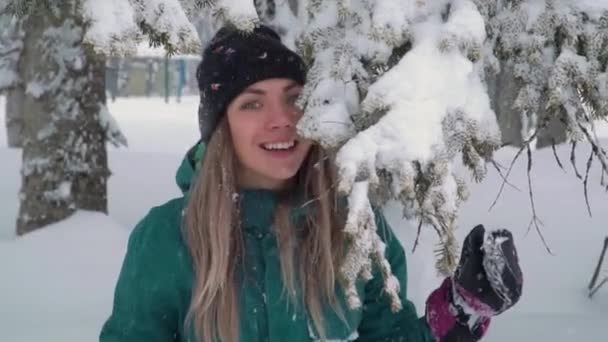 Skigebietsunterhaltung. glückliche junge Frau spielt mit Schnee-Zeitlupe — Stockvideo