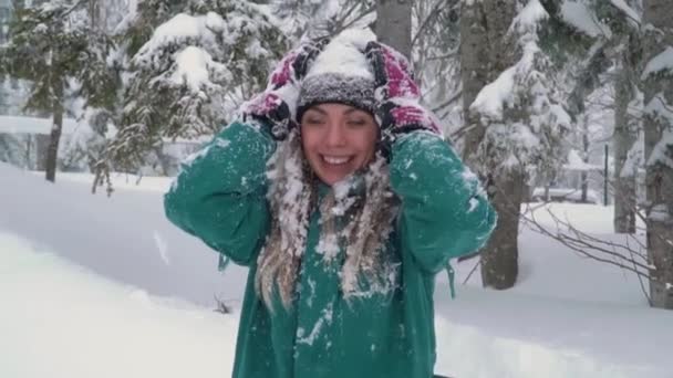 Skigebietsunterhaltung. glückliche junge Frau spielt mit Schnee — Stockvideo