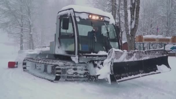 滑雪胜地的娱乐活动。 史基度假村的雪地成型机 雪地整理机驱走滑雪者Krasnaya Polyana的滑雪场 — 图库视频影像
