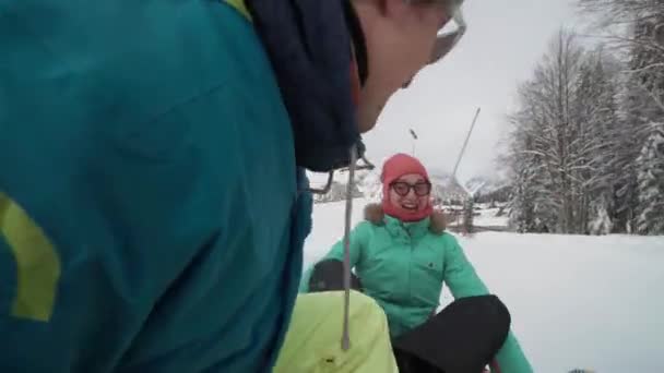 Freunde haben Spaß auf dem Skigebiet. Erwachsene genießen Snowtubing. Gesellschaft von Freunden einen riesigen Schneehügel auf einem Berg hinunter — Stockvideo