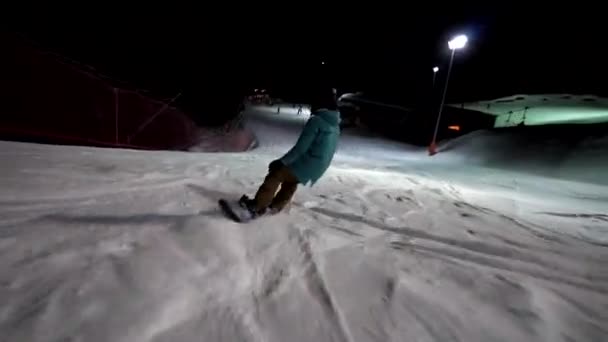 Dlouhé večerní lyžování. Děvčata se v noci baví na lyžařském středisku. Dívky zažít noční snowboarding na prázdné stezce. — Stock video