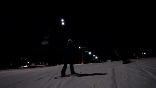 여자 애들은 천천히 밤하늘을 타고. 여자 애들은 스키 리조트에서 밤을 즐겨요. 여자들은 텅 빈 길을 타고 밤을 지낸다. — 비디오