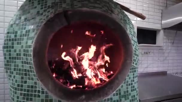 Bois de chauffage Brûler dans le poêle à bois. Cuisinière traditionnelle en argile. Poêle en argile géorgienne avec feu ouvert . — Video