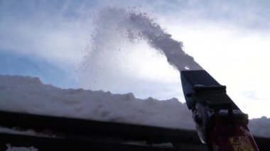 Kar temizleyicisi kışın kaldırımdan kar temizliyor. Skiresort. Kış zamanı. Soğuk kar fırtınası.