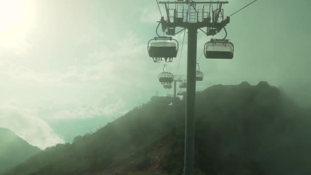 Piękny widok na szczyty górskie Kabiny kablowe przechodząc przez wschód słońca Złoty Kolor Słońce Flare Summer Action Turystyka wakacyjna Happiness Vacation Concept. Zwolniony ruch — Wideo stockowe