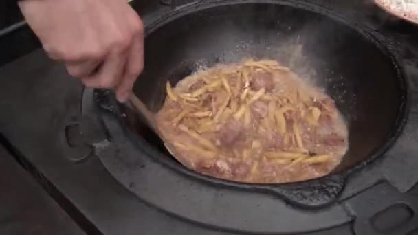 Preparación de carne y verduras en la cocina tradicional tailandesa . — Vídeos de Stock