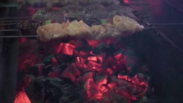 Grill aus nächster Nähe Lagerfeuer Flammen des Lagerfeuers, Super-Zeitlupe brennendes Brennholz. — Stockvideo