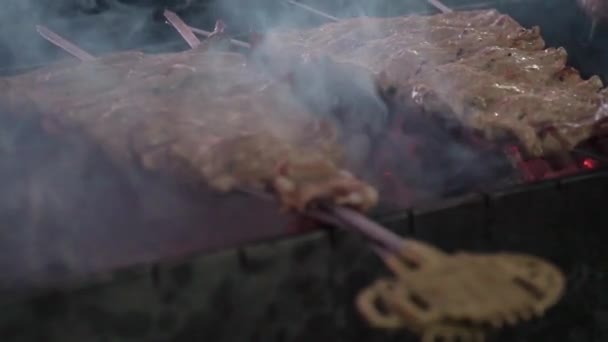 Slow Motion Vendor cocinando tocino en parrilla de acero en la calle del mercado nocturno asiático. La gente cocinaba carne popular a la parrilla barbacoa. Fuego de llama de carbón. Famoso mercado. Deliciosa comida-Dan — Vídeos de Stock