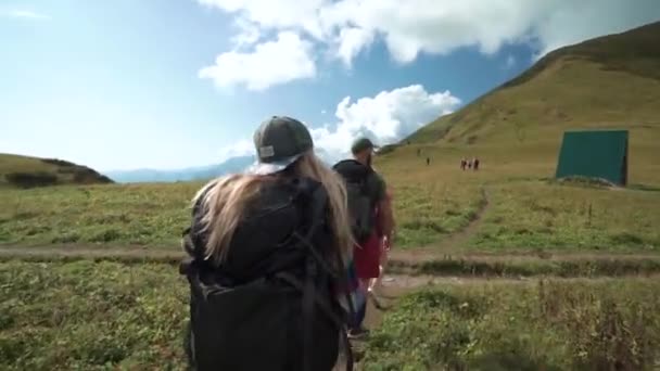 Φίλους που περπατούν σε μονοπάτι πεζοπορίας. Ομάδα φίλων άνθρωποι καλοκαιρινή περιπέτεια ταξίδι στο βουνό φύση σε εξωτερικούς χώρους. — Αρχείο Βίντεο