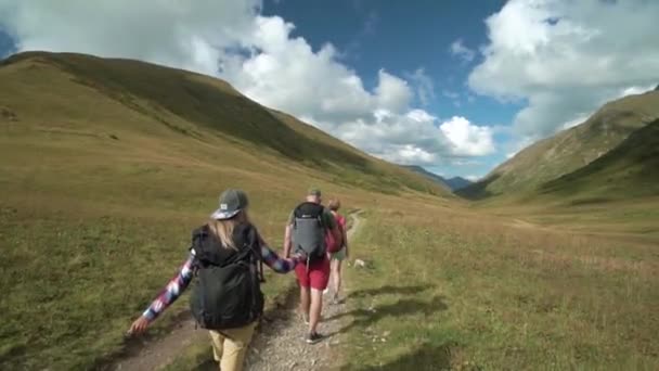 Νέοι Πεζοπόροι Φίλοι Περπατώντας στα βουνά. Πίσω όψη των φίλων Trekking στο Trek με σακίδια. Hd Slowmotion Active Lifestyle Πλάνα — Αρχείο Βίντεο