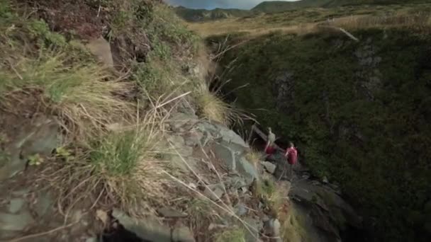 Turisté procházející fascinující plynulé tvary stěn kaňonu. Turisté na dobrodružné objevování erodované pískovcové skalní formace průchod. Jedinečná přírodní krajina Royalty Free Stock Video