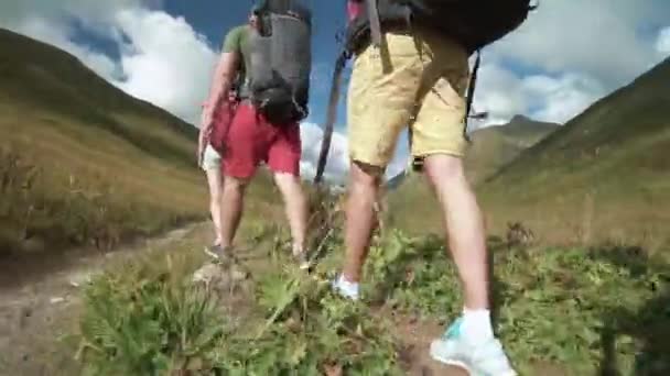 Νέοι Πεζοπόροι Φίλοι Περπατώντας στα βουνά. Πίσω όψη των φίλων Trekking στο Trek με σακίδια. Hd Slowmotion Active Lifestyle Πλάνα — Αρχείο Βίντεο