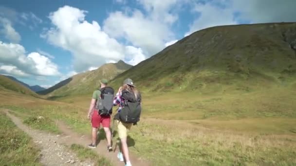 Νέοι Πεζοπόροι Φίλοι Περπατώντας στα βουνά. Πίσω όψη των φίλων Trek με σακίδια. — Αρχείο Βίντεο