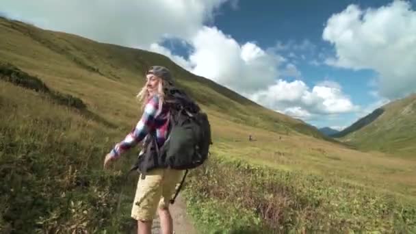年轻的远足朋友在山上散步。 背背包旅行朋友的后视镜. — 图库视频影像