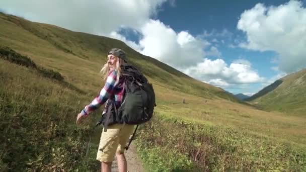 年轻的远足朋友在山上散步。 带背包旅行朋友的后视镜。 Hd慢动作有源生活方式 — 图库视频影像