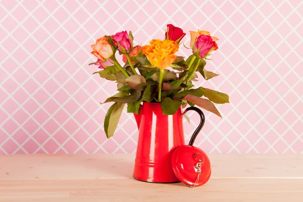 Färgglad bukett rosor och presenter — Stockfoto