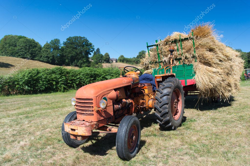 Oldtimer-Traktor mit Heu - Stockfotografie: lizenzfreie Fotos