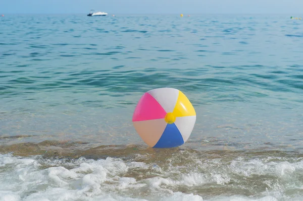 Bola de praia no mar — Fotografia de Stock
