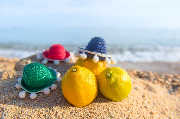 Fruta en la playa —  Fotos de Stock