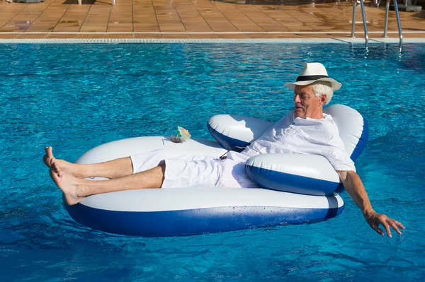 Homem rico flutuando na cadeira — Fotografia de Stock