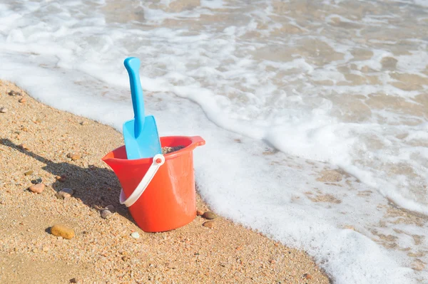 Plastic speelgoed op het strand — Stockfoto