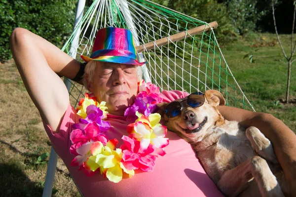 Mann mit Hund in Hängematte — Stockfoto