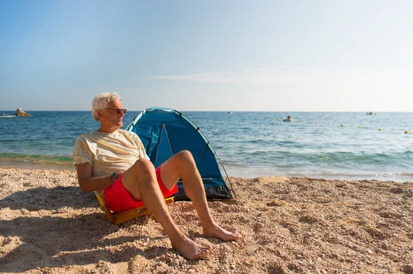 Hombre acampando en la playa — Foto de Stock