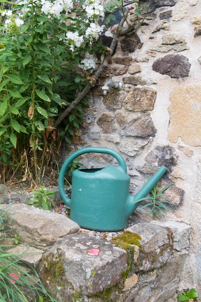 Gießkanne am Wasserhahn — Stockfoto