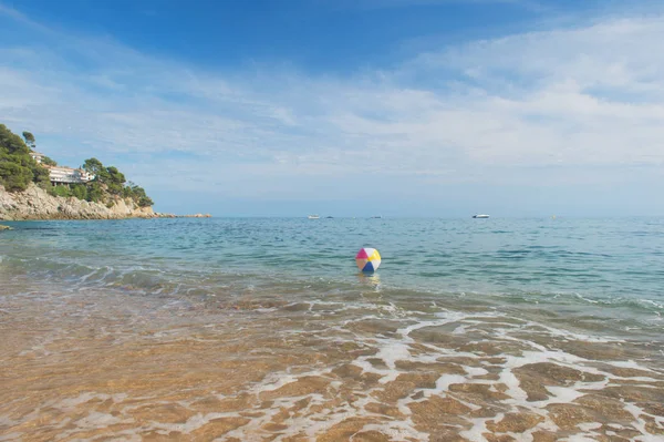 Piłka plażowa w morze — Zdjęcie stockowe