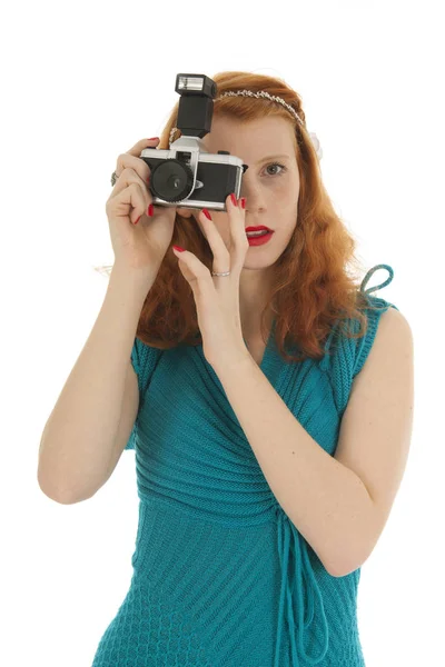 Porträt Mädchen mit Fotokamera und roten Haaren — Stockfoto