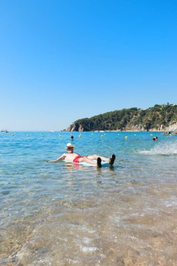 Emekli adam deniz suda oynamak