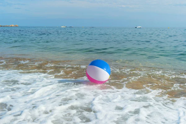 Bola de praia no mar — Fotografia de Stock