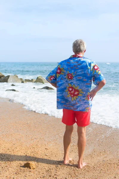 Homem na praia — Fotografia de Stock