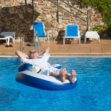 Yüzme havuzunda zengin adam