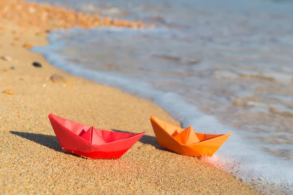 Papierowe łódki na plaży — Zdjęcie stockowe