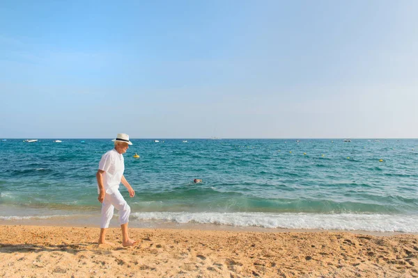 Senior mannen på stranden — Stockfoto