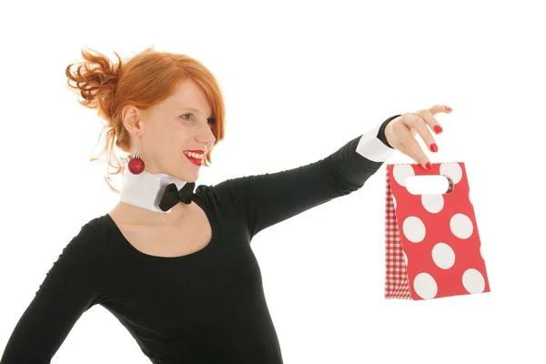 Kerstboom door een jonge vrouw — Stockfoto