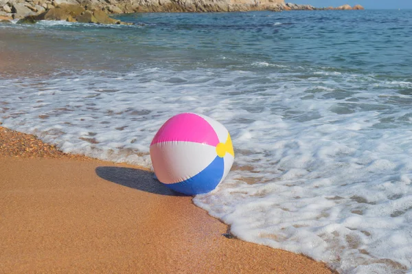 Piłka plażowa w morze — Zdjęcie stockowe