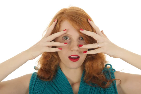 Portret meisje met rood haar verbergen — Stockfoto