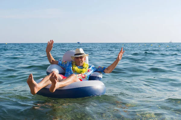 Senior férfi tengerben úszó — Stock Fotó
