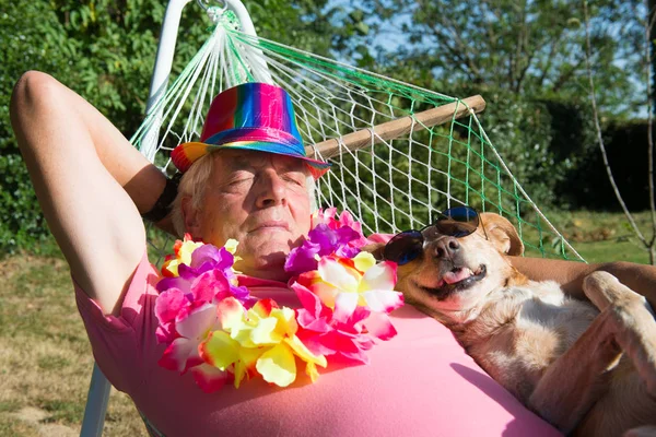 Mann mit Hund in Hängematte — Stockfoto