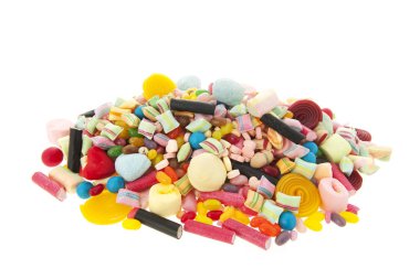 beyaz zemin üzerine karışık renkli şeker