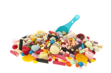 beyaz zemin üzerine karışık renkli şeker