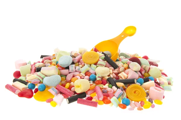 Смешанные красочные конфеты на белом фоне — стоковое фото