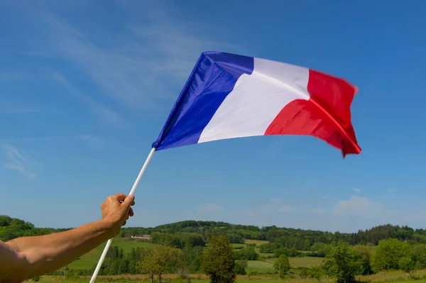 Μικρή γαλλική σημαία στο χέρι — Φωτογραφία Αρχείου