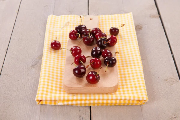 Cerejas na mesa de madeira — Fotografia de Stock