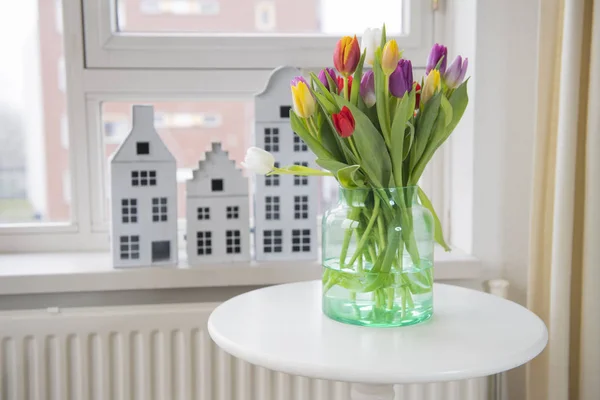 Vaas met tulpen in interieur — Stockfoto