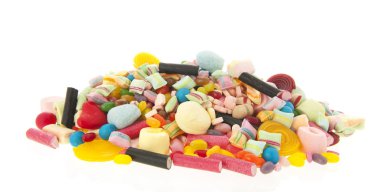 beyaz zemin üzerine karışık renkli şeker